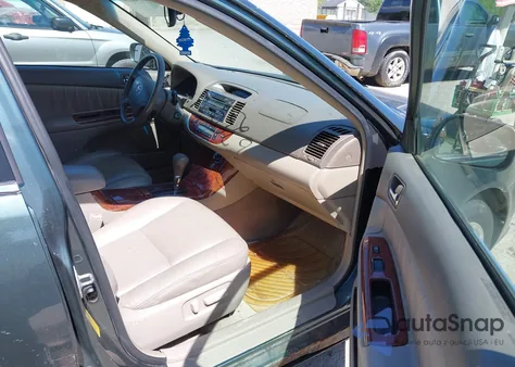 2005 Toyota Camry Xle V6 z USA, uszkodzony, nr VIN 4T1BF30K05U098176